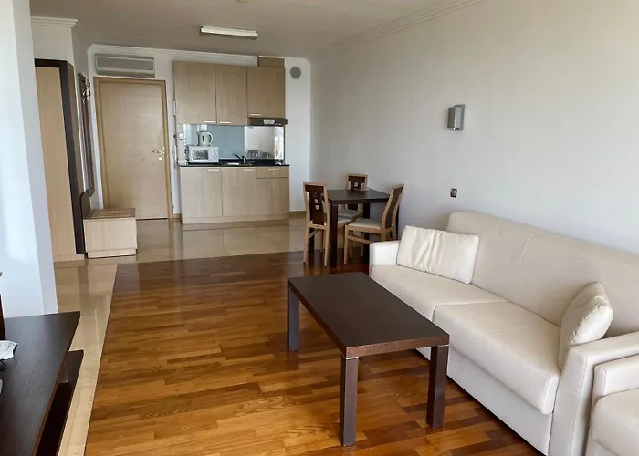 Private Ravda-emerald * Ravda